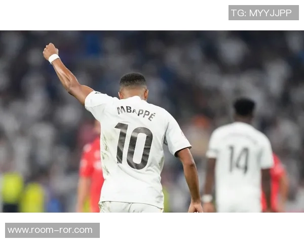 皇马训练照曝光姆巴佩卡雷拉斯与库尔图瓦齐聚备战新赛季